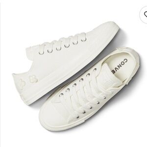 Converse Low Top Sneakers in Off-White/Cream